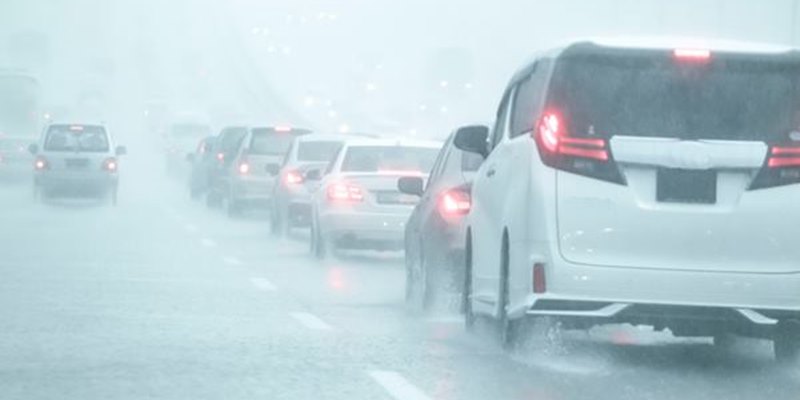 ขับรถขณะฝนตกให้ปลอดภัยด้วย 3 วิธีง่ายๆ